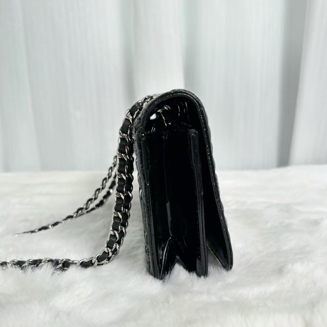 Pre-owned CHANEL Geometric CC Labyrinth Tote | Black Patent Leather with Silver Chain|21207574