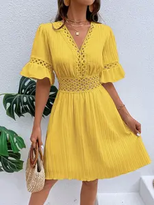 A women's solid color lace spliced flared sleeve fashion V-neck waist-cinching dress, suitable for summer, daily casual wear, dates, gatherings, and vacations.