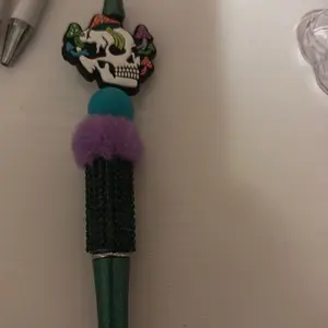 Skull with mushrooms pen
