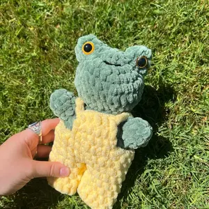 Crochet Frog In Overalls Plushie - Soft Green and Yellow Stuffed Animal Toy for Kids