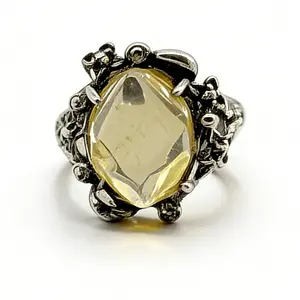 Natural yellow crystal ring with irregular floral inlay—an elegant women’s accessory suitable as a gift for a girlfriend, for Valentine’s Day, or for a best friend’s birthday.