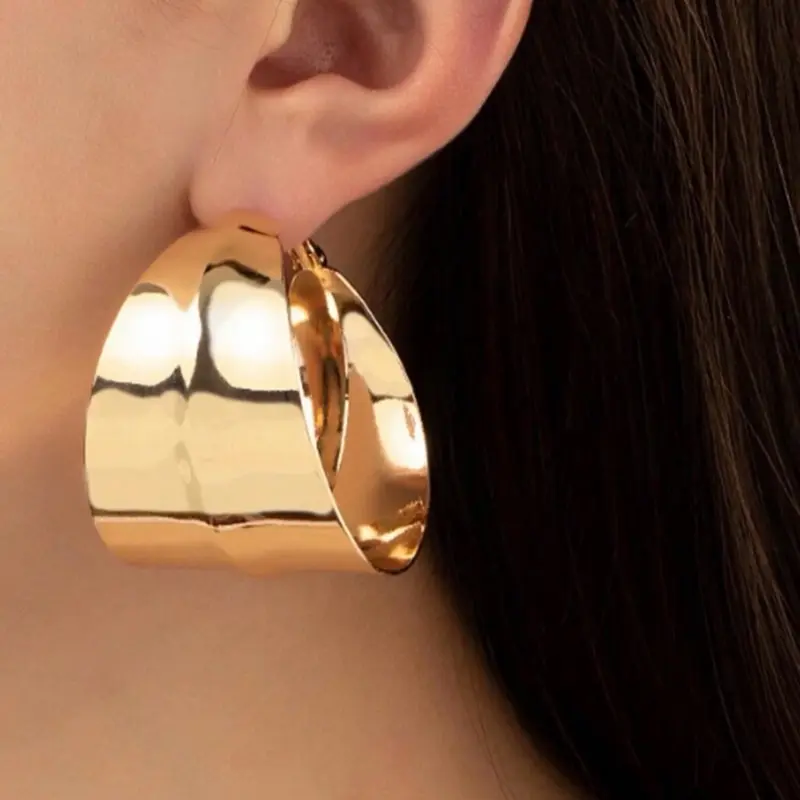 Bold Curve Statement Hoop Earrings for Women High-End Fashionable Elegant Ear Jewelry with Unique Design Sense and Exaggerated Style