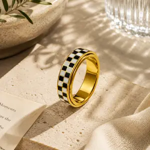 Adult checkered stress relief ring, fashionable plaid spinning ring, made of 18K gold-plated stainless steel, rotating stress relief jewelry, combining stress relief and stylish geometric design functions, an ideal gift, perfect present.