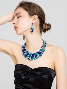 Luxurious sparkling crystal dress necklace earring set with elegant collarbone chain suitable for banquet hosting and dance party fashion accessories