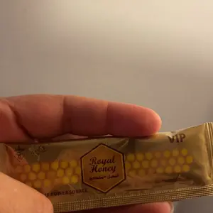 Organic Honey Pack with Royal Jelly and Bee Pollen, 12 Sachets, 20g Each, Rich Natural Sweetener for Tea, Perfect for New Year Healthy Habits and Winter Wellness, Convenient Single-Serve Packs for Travel, Work, or Daily Gym Use.