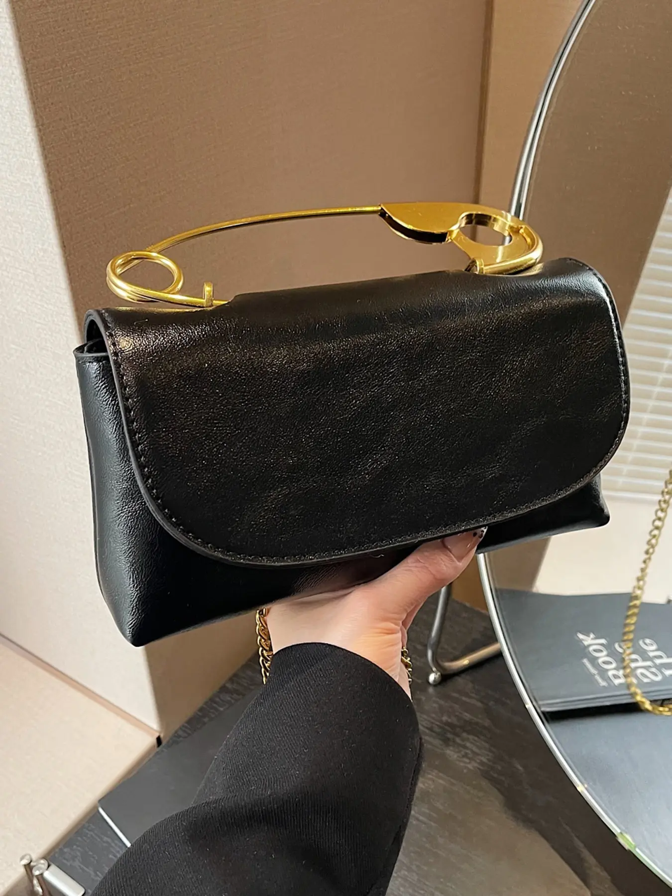 Atmospheric, practical, retro and exquisite handbag, Classic shoulder bag, solid color, simple, versatile single shoulder crossbody bag, lightweight and easy to carry, can accommodate mobile phones and headphones, suitable for shopping and commuting