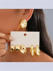 Gold-colored European and American minimalist geometric three-dimensional irregular earrings with a unique design, pleated studs, niche high-end earrings