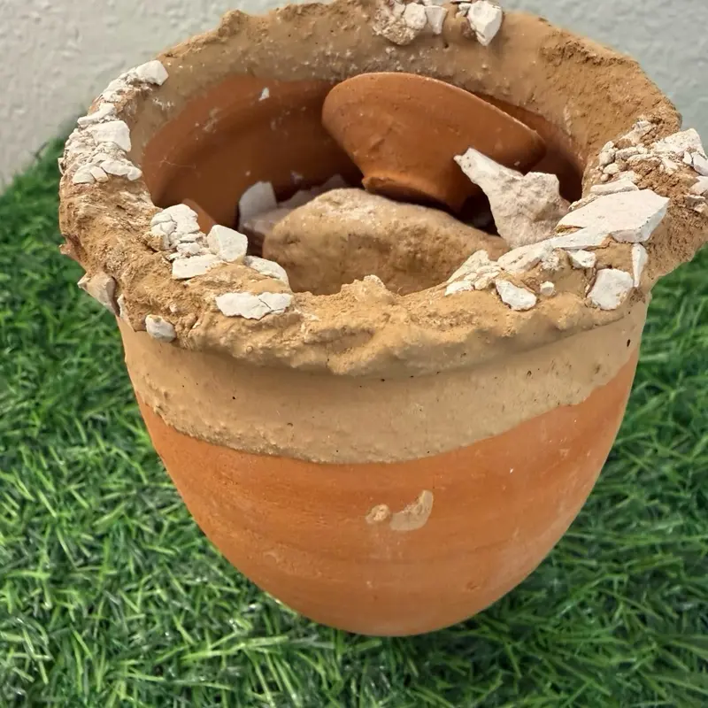 Cántaro de barro relleno de caolin terron ,crujís y tierra de San Juan