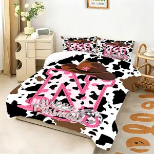[Comforter Set] 2/3pcs Personalized Cow Print Western Birthday Comforter Set | Pink 26 Letter Cowboy Hat Design, Soft Microfiber Bedding Set for All Seasons, Ideal Birthday Gift for Her, Twin/Full/Queen/King Sizes AvailablePillow Insert Not Included