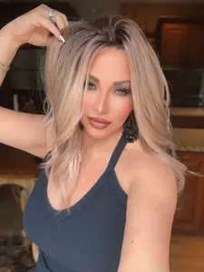 MACA BAKA Ava Apricot Layered Short Ombre Highlight Lace Front Wig with Scandinavian Hairline Low Density 14 Inches Natural Wavy Mixed Brown Light Pink HD Synthetic Lace Front Wigs for Women Pre Plucked