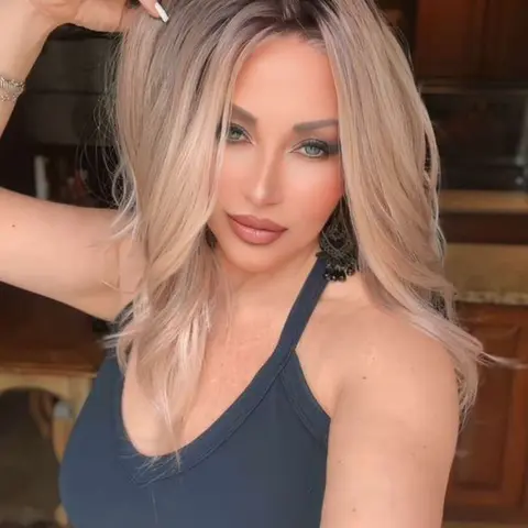 MACA BAKA Ava Apricot Layered Short Ombre Highlight Lace Front Wig with Scandinavian Hairline Low Density 14 Inches Natural Wavy Light Pink HD Synthetic Lace Front Wigs for Women Pre Plucked, Glueless Wigs, Adjustable Strap
