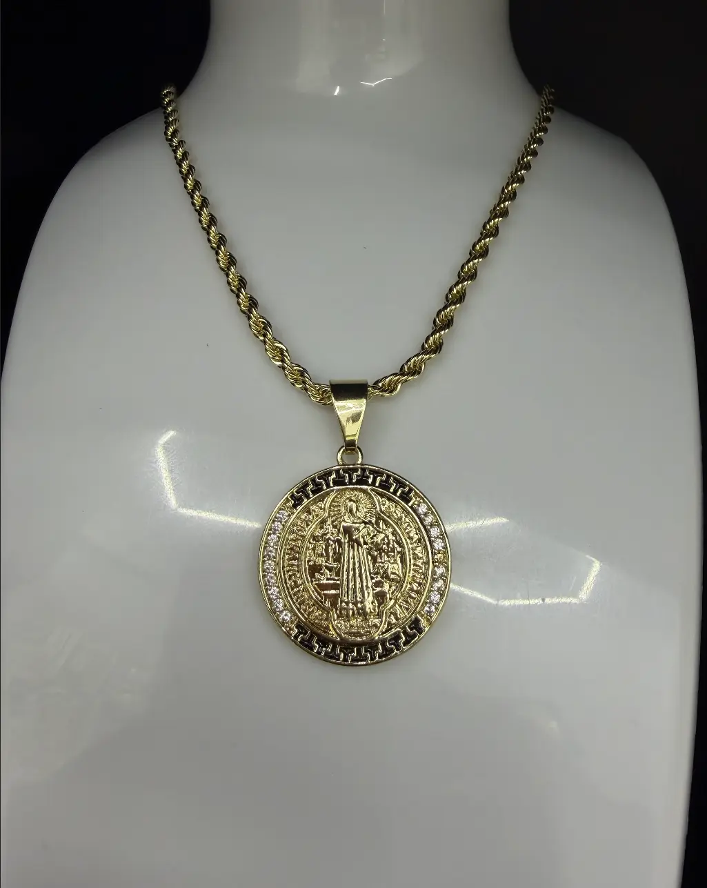 Cadena de 19.6” aproximadamente con dije San Benito para la protección de la envidia en oro laminado