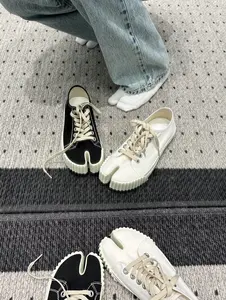 2026 New Tabi Split Toe Sneakers, Women Retro Canvas Lace-up Shoes, Minimalist Platform Trainers, Soft Sole Casual Footwear, All-season Fashion Shoes for Daily, Commute, Street Style