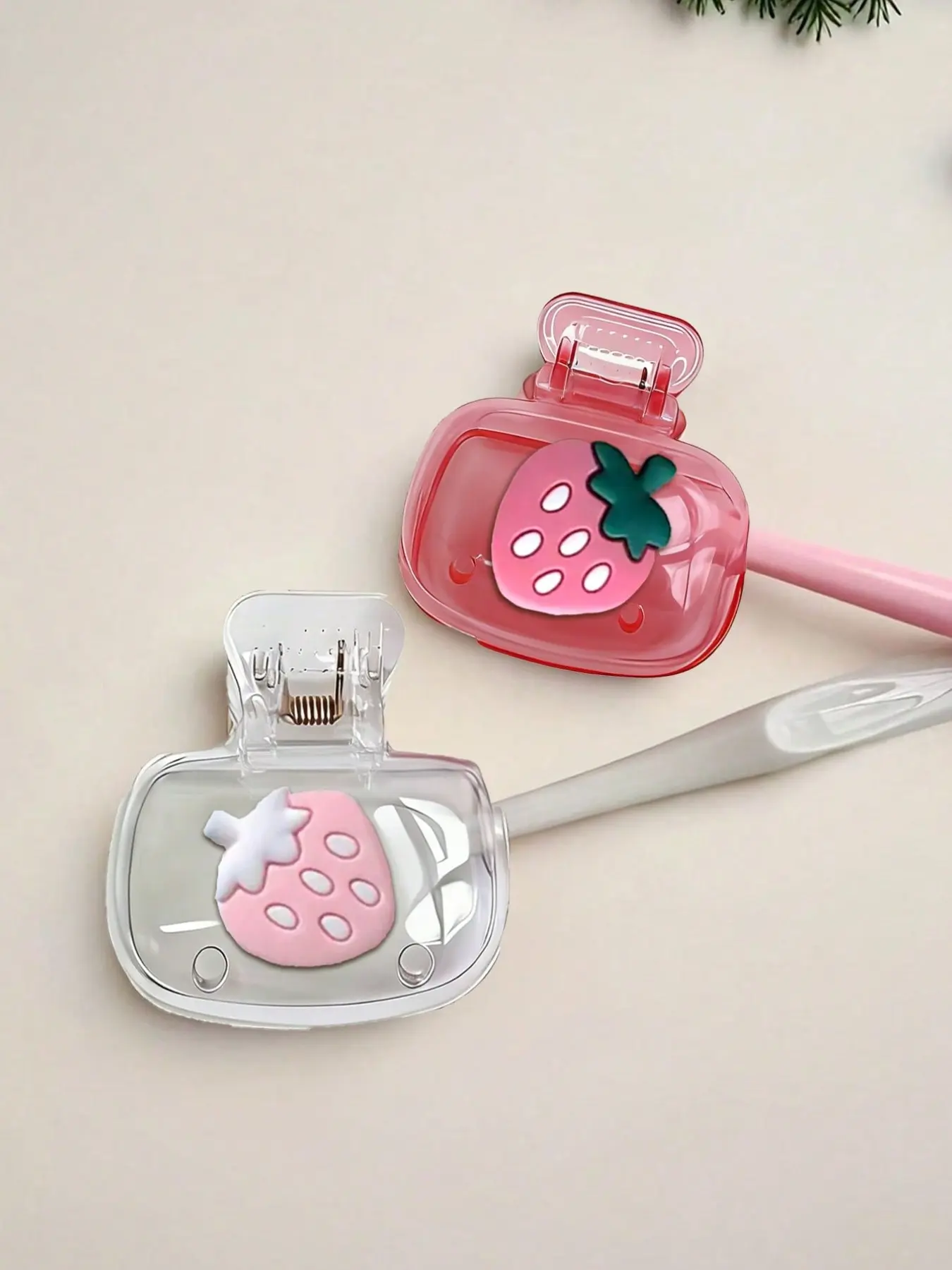 Strawberry-shaped toothbrush holder, cute strawberry pattern, compact and portable, easy to carry, protects toothbrush heads, double-hole design for drainage and ventilation, suitable for home use