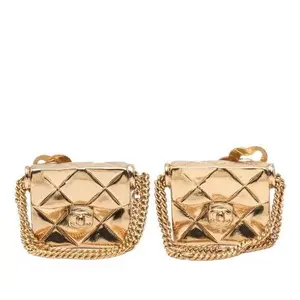 Pre-owned Chanel Gold tone Matelasse handbag motif clip on earring
