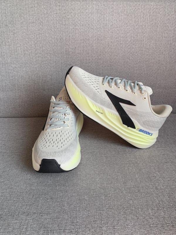 Brooks Professional Running Shoes, Blue Neon Midsole, Gold Identifier, Define Street Track New Aesthetic, Breathable Running Shoes