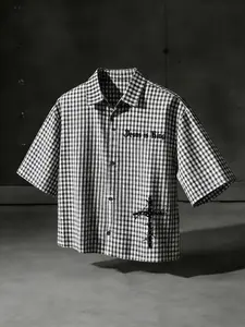 Men's Short Gingham Checkered Print Sleeveless Shirt, Fitted Fashion Casual Top for Daily Wear, Cross Letter Print, Trendy Design with Comfort