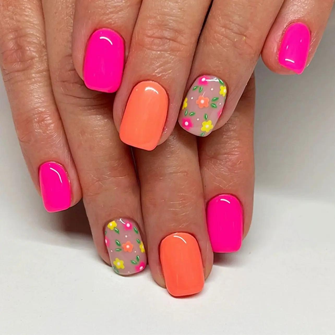 24pcs Short Square Summer Colorful Press-On False Nails, DIY Fake Nails, Easy to Apply, Durable, Daily, Party, Creative Nail Art, Includes Jelly Glue and Scrubber