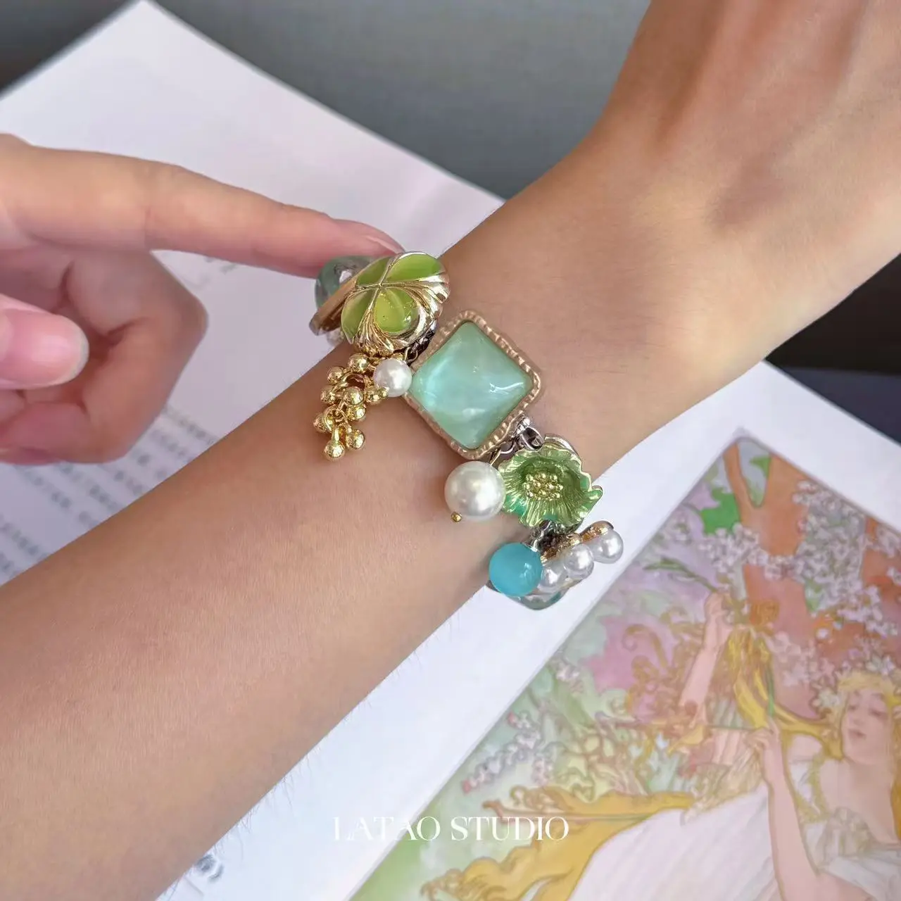 Vintage artistic exquisite small bracelet for women, floral bracelet, niche design, forest-style delicate jewelry gift