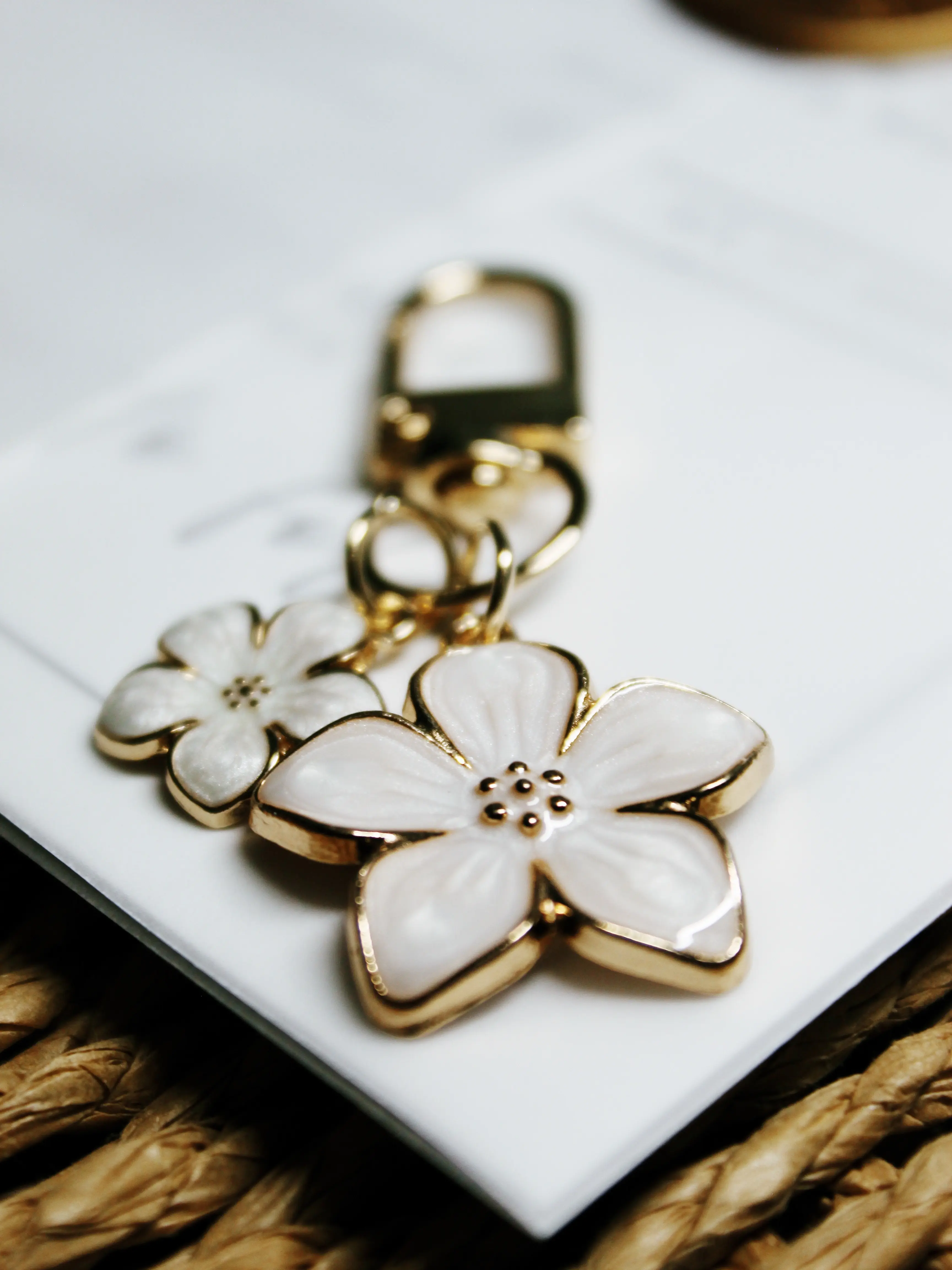 Women's Floral Pattern Keychain, Cute Holiday Accessory, Colorful Bag Charm for Bags,Perfect Birthday Gift, Zinc Alloy, Flower Keychain