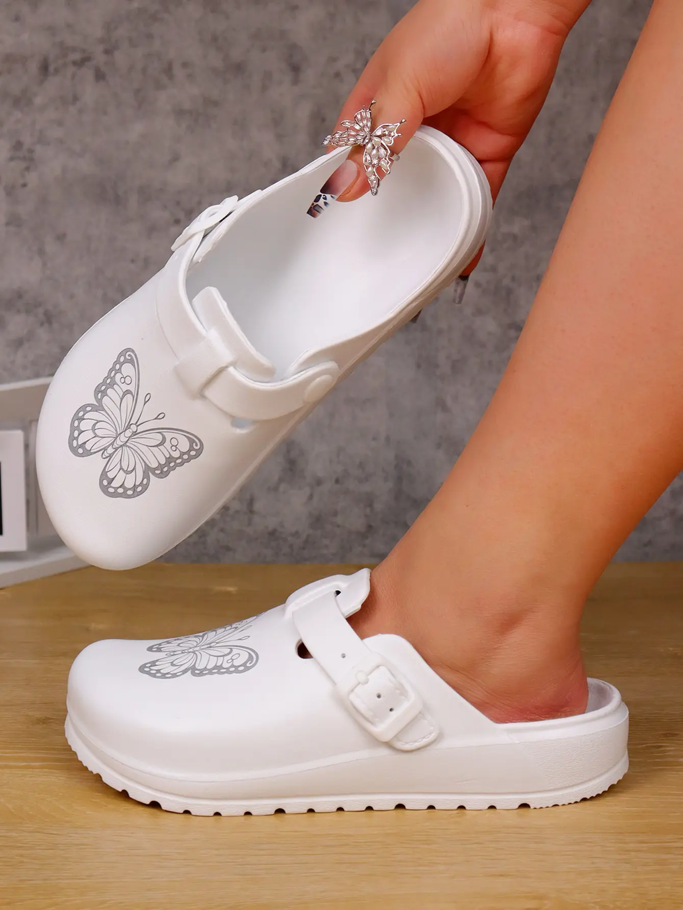 Women's Butterfly Clogs, Comfortable Flat Slip-On Garden Shoes with Cartoon Animal Print and Adjustable Strap for Beach & Outdoor Wear, Butterfly Women's Clogs, Cartoon Animal Design Women's Clogs