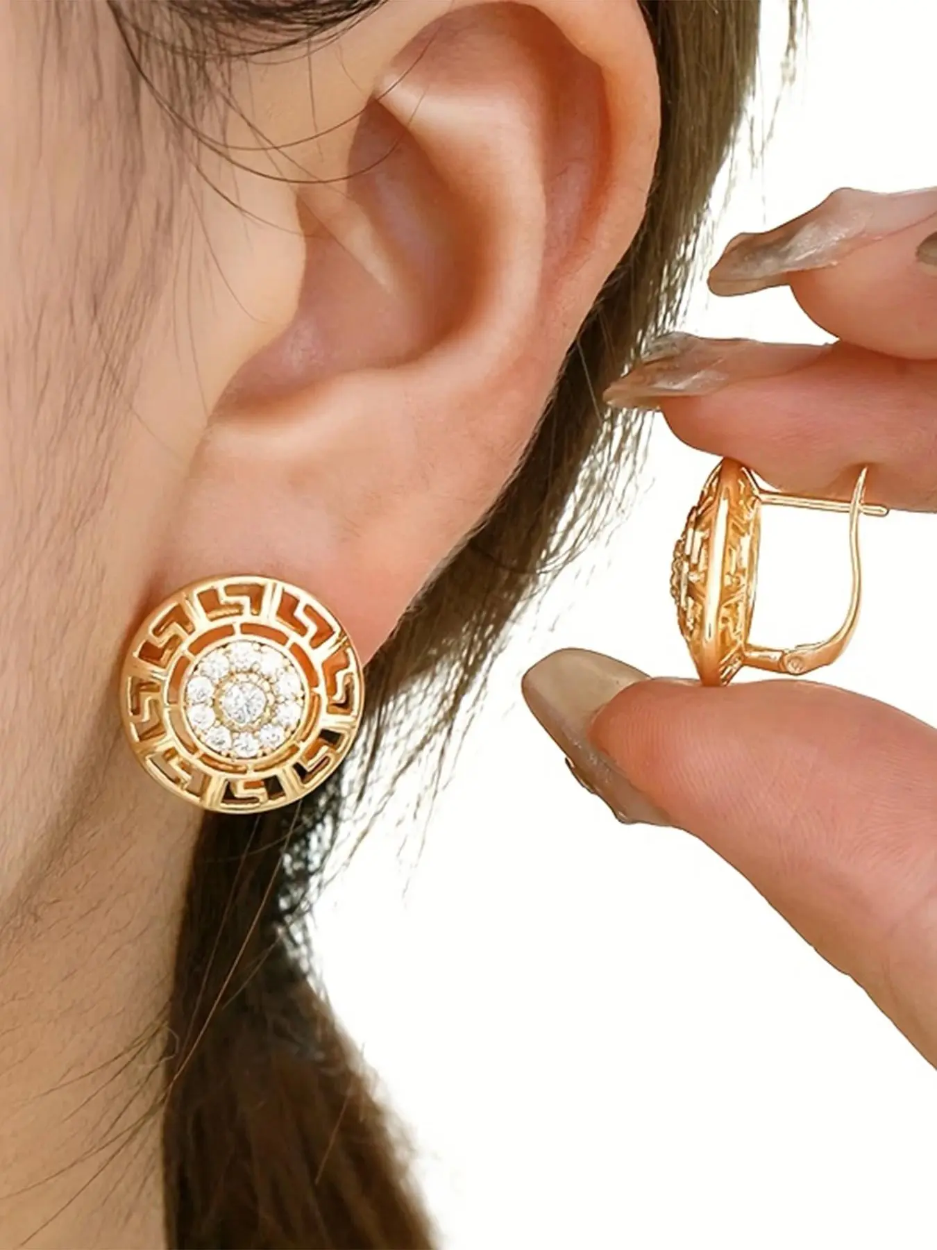 18k Crystal Stud Earrings, Fashion Earring, Vintage Hollow Round Disc Design, Sparkling Zircon, Hypoallergenic, Daily & Party Wear, High Quality Earrings