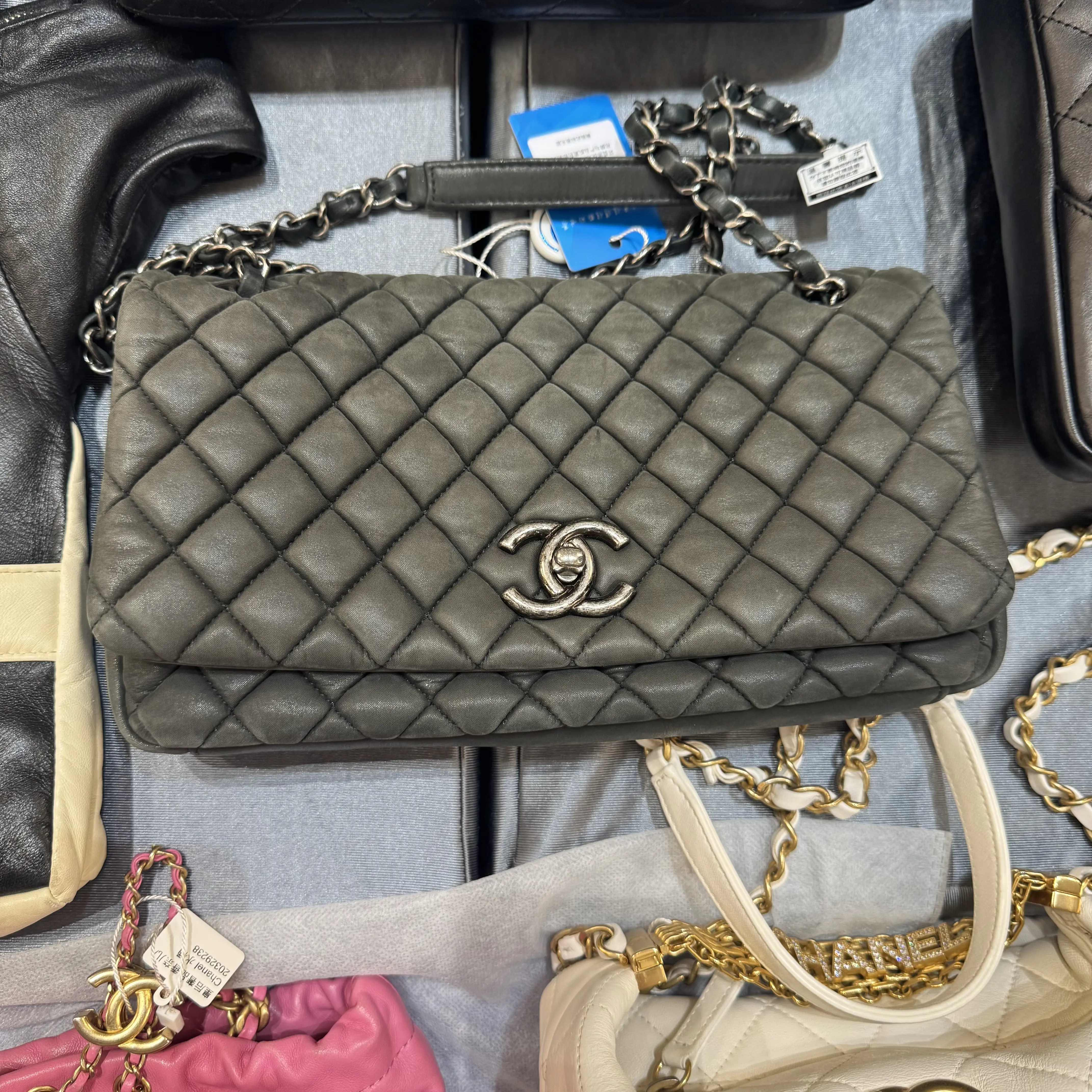 Pre-owned CHANEL H5 Dark Gray Diamond Quilted Double C Closure Bag BZ0608005