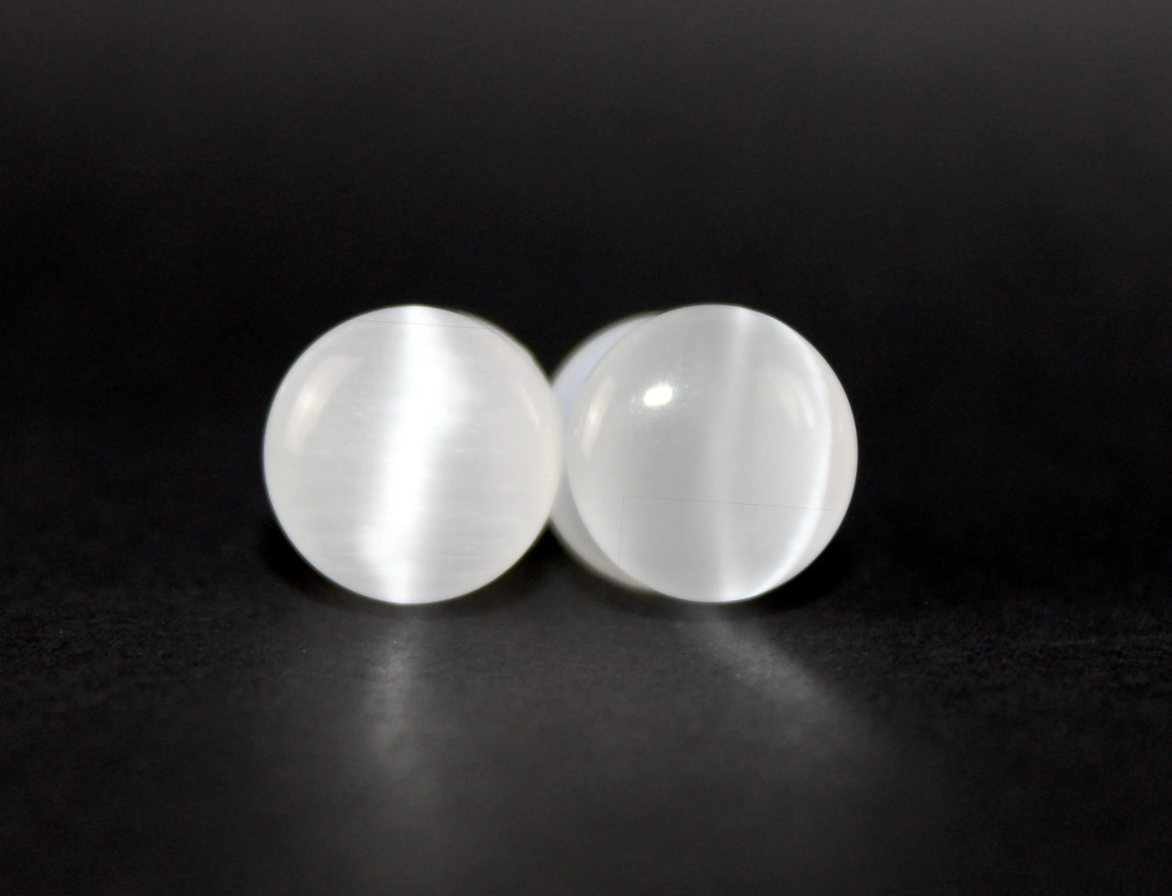 Pair of White Cat Eye Single Flare Glass Ear Gauges Tunnels - Daily Wear Body Jewelry with Multiple Sizes (3mm-16mm, 1/2in 12mm), Secure Wear, Man-Made Fiber, Chatoyant Light