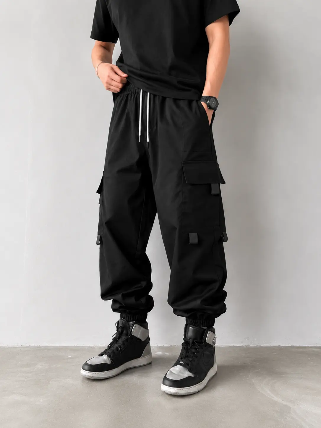 Men’s casual cargo pants with multiple pockets and a drawstring elastic waistband. Practical solid-color long pants that are skin-friendly and comfortable for everyday workouts and work. Cargo pants for home leisure—stock them year-round for all seasons.