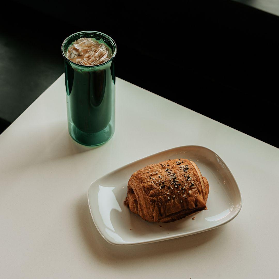 FLUR Iced Coffee Glasses (Set of 2) – Perfect for Iced Coffee, Lattes, Cold Brew & Matcha – For Hot or Iced Drinks – Double-Walled Borosilicate Glass – Handmade, Lightweight & Durable – 15.5oz