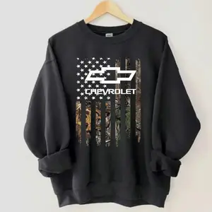 Chevrolet Sweatshirt T-shirt Hoodie – USA Flag Camo Chevy Logo Crewneck, Vintage Hunting Style Pullover, Unisex Gift for Men and Women