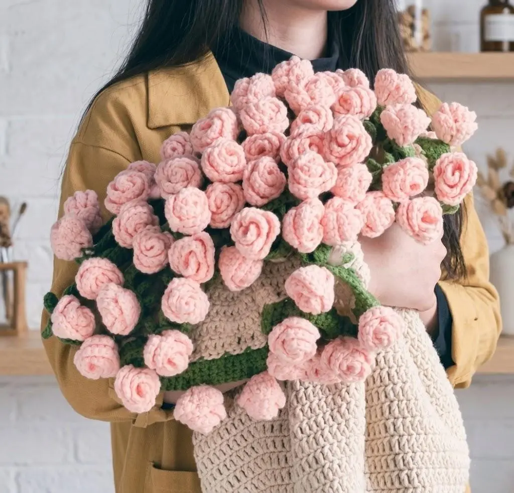 Handmade Crochet Flower Bouquet Soft Warm Throw - 2-in-1 Foldable Knitted Blanket with Floral Pattern, Everlasting Roses Decorative Home Supply Gift for 2026 Graduates & Girlfriends