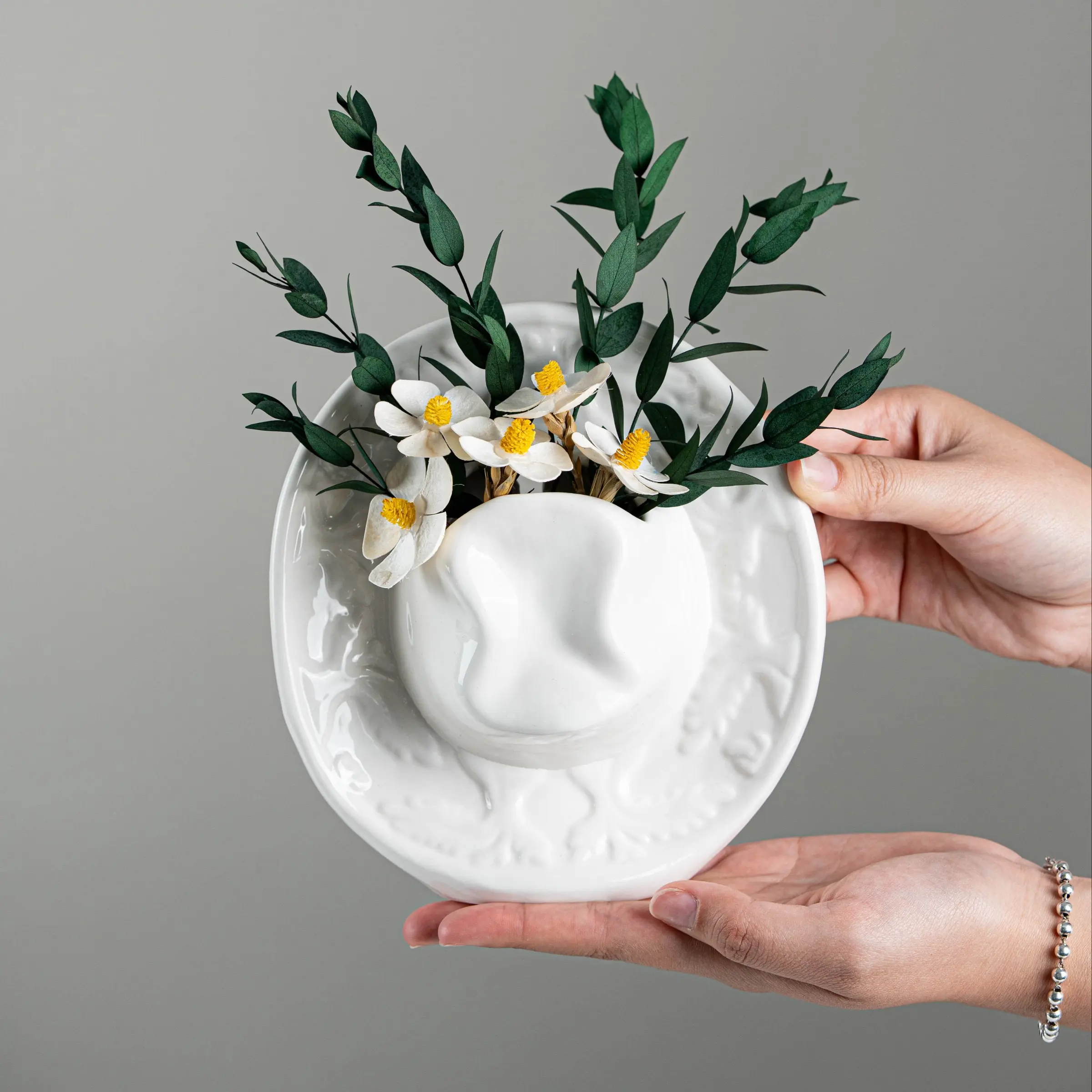 Cowboy Hat Shape Relief Carving Ceramic Vase, Decorative Flower Vessel, Vintage Style, Tray Design, Desktop Dried Flower Arrangement Decorative Ornament, 1 Piece, Floral, Rustic Vase