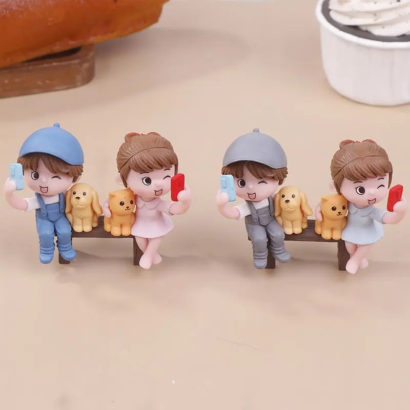 2PCS Cute Couple Figurines - Miniature Selfie Pose Decor for Cars/Cakes/Fairy Gardens, Resin Craft Ornaments (3.5 Inch Height)