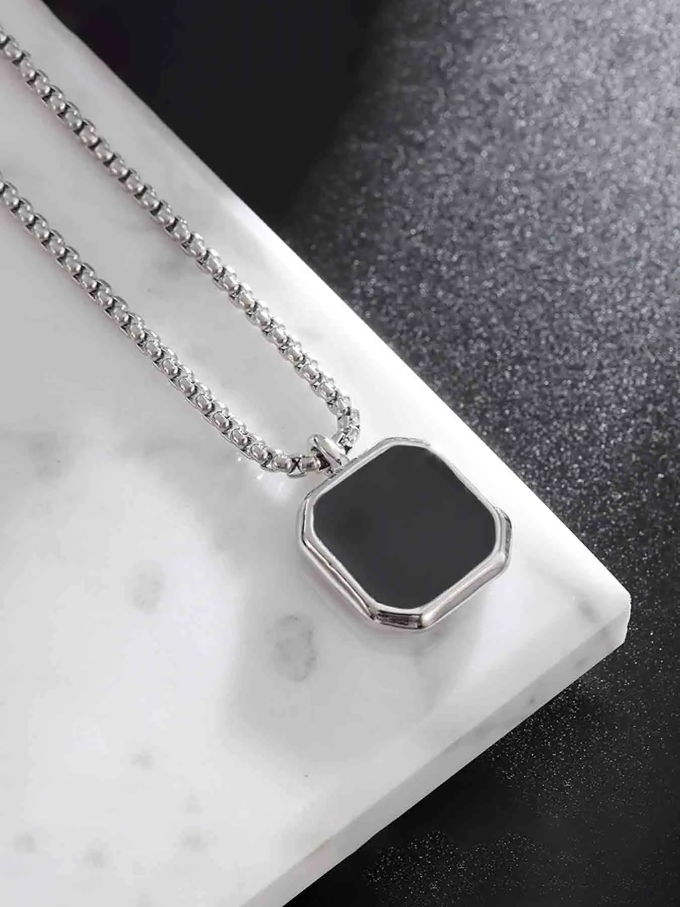 1 Piece of Fashionable Stainless Steel Anti Allergic Small Square Oil Dripping Black Geometric Pendant Necklace, Simple and Casual Versatile Necklace Gift for Both Men and Women, Hypoallergenic Jewelry, Minimalist Necklaces