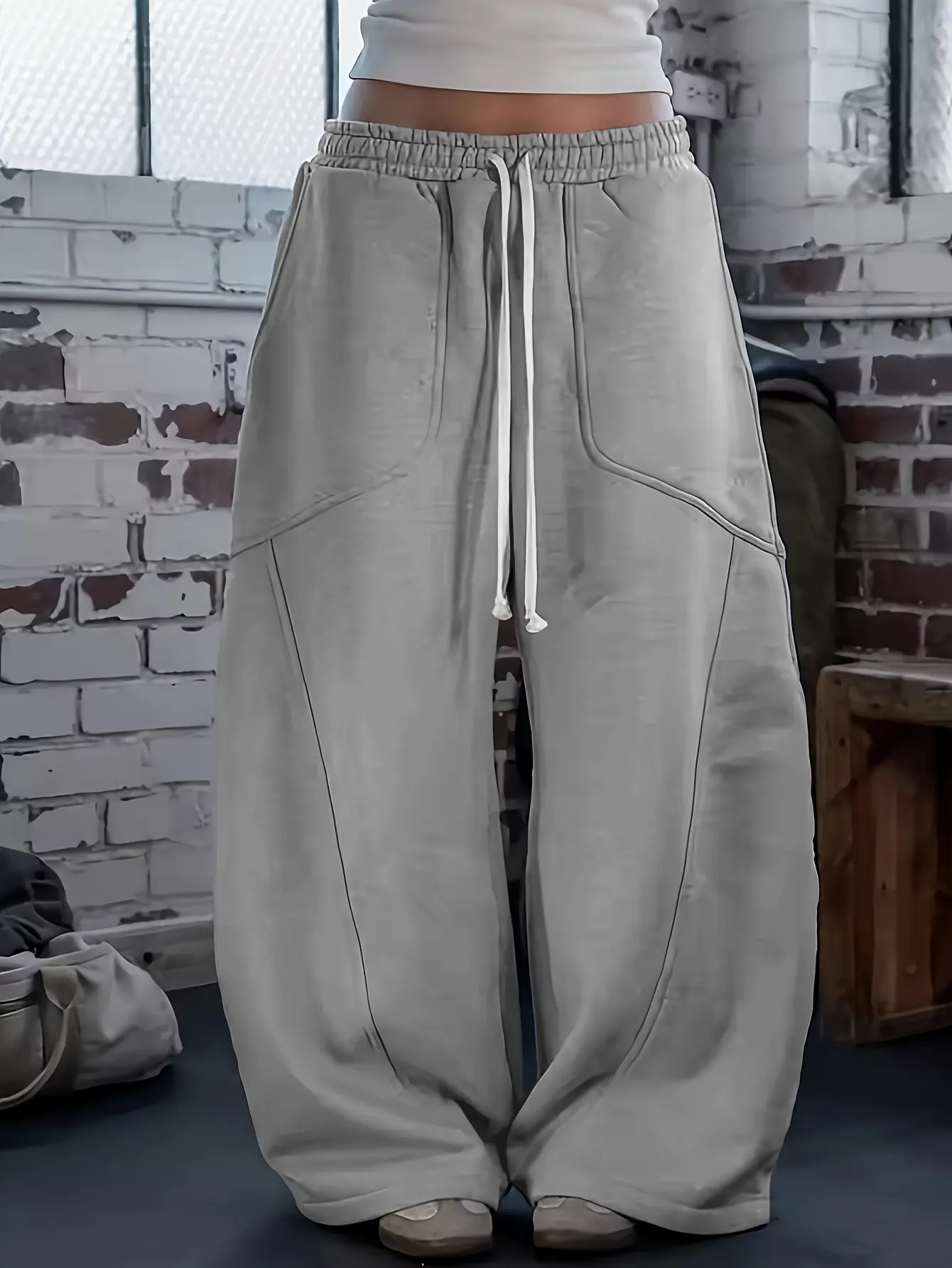 One men’s wide leg casual sweatpants, urban relaxed style, soft knit fabric with a smooth drape for comfort, loose wide leg fit that flatters the legs, suitable for urban men’s everyday commuting, leisure walks, and exploring coffee shops.