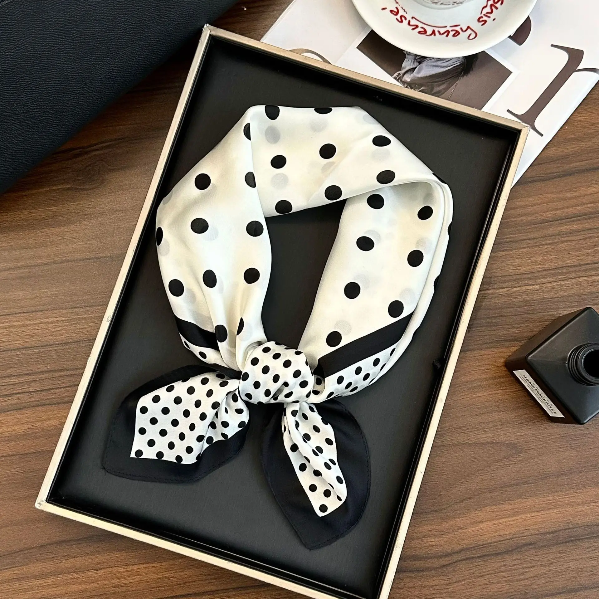 Large and small wave dots with black bor