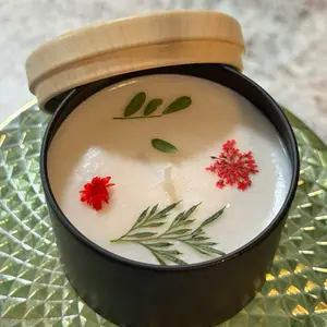 Sweet apple cinnamon candle