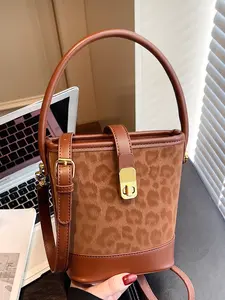 Trendy, personalized, niche design, stylish one-shoulder crossbody bag, fashionable and elegant retro handbag, simple textured one-shoulder commuter bag, suitable for daily wear, dating, shopping and other scenarios.