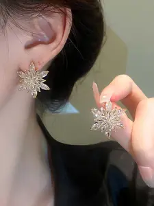 Temperament Water Diamond Snow Earrings and Earrings, Diamond Stud Earrings, are suitable for daily wear, vacation dates, and other occasions, and are also a surprising and exquisite small gift