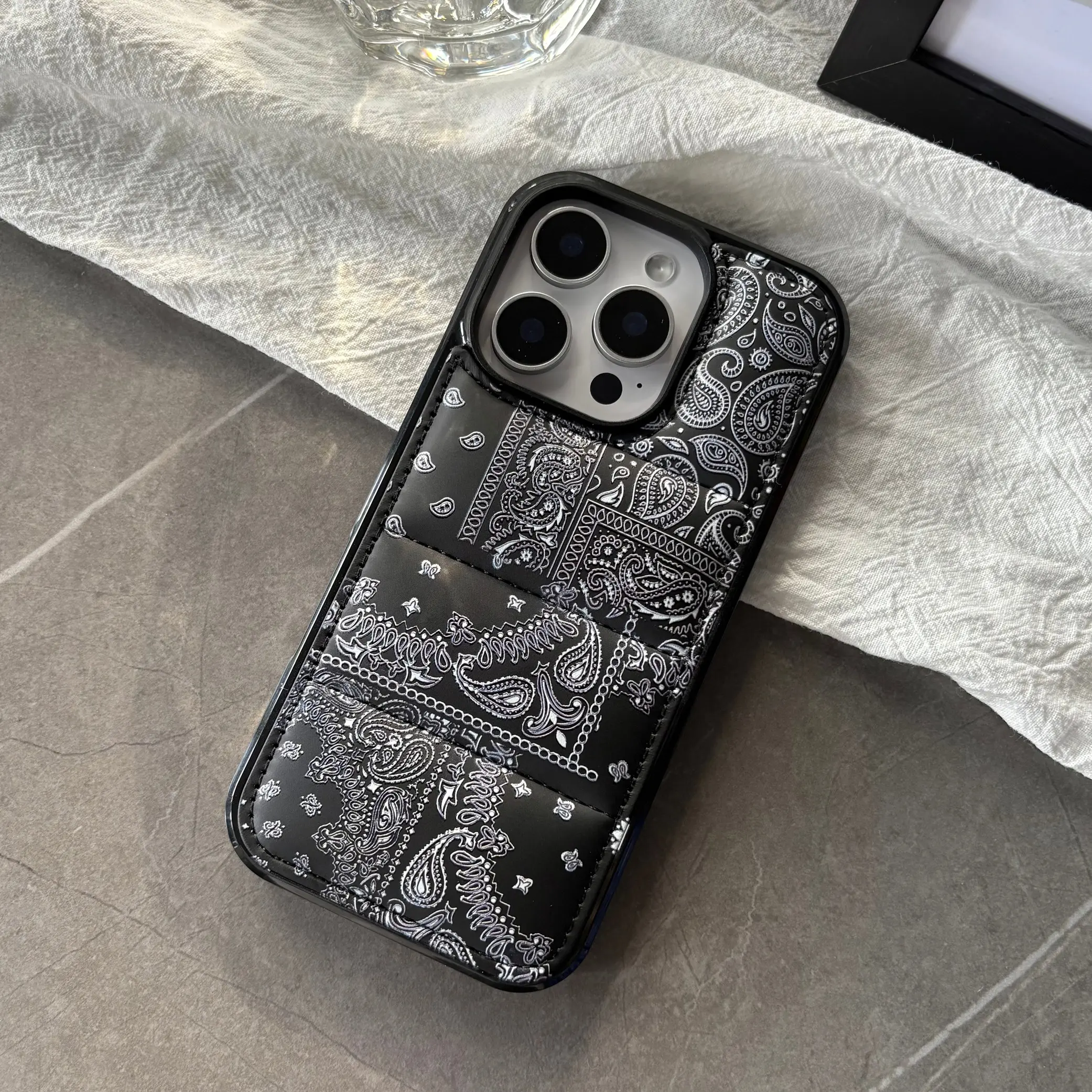 Fashion Retro Black Line The Puffer Case Paisley Pattern Down Jacket Case Suitable for iphone 17 Pro 13 14 15 16 Pro Max Cashew Flower Shockproof Protective Phone Case Accessories Smartphone Casing Shockproof Phone Cover