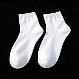 A pair of white socks, not for sale, only as a gift. Some products are given as gifts, and all non store products are given as gifts. They will not be reissued or changed in styleok