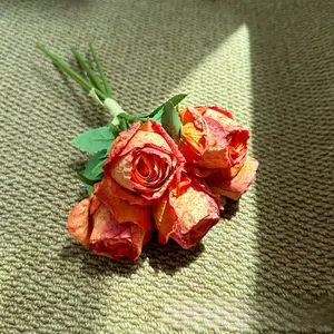 8 Artificial Roses, Bulgarian Dried Roses, Perfect for Weddings, Valentine's Day, Mother's Day, and Living Room Decorations. No Batteries Required, Made of ABS Material. A Personalized Floral Arrangement.