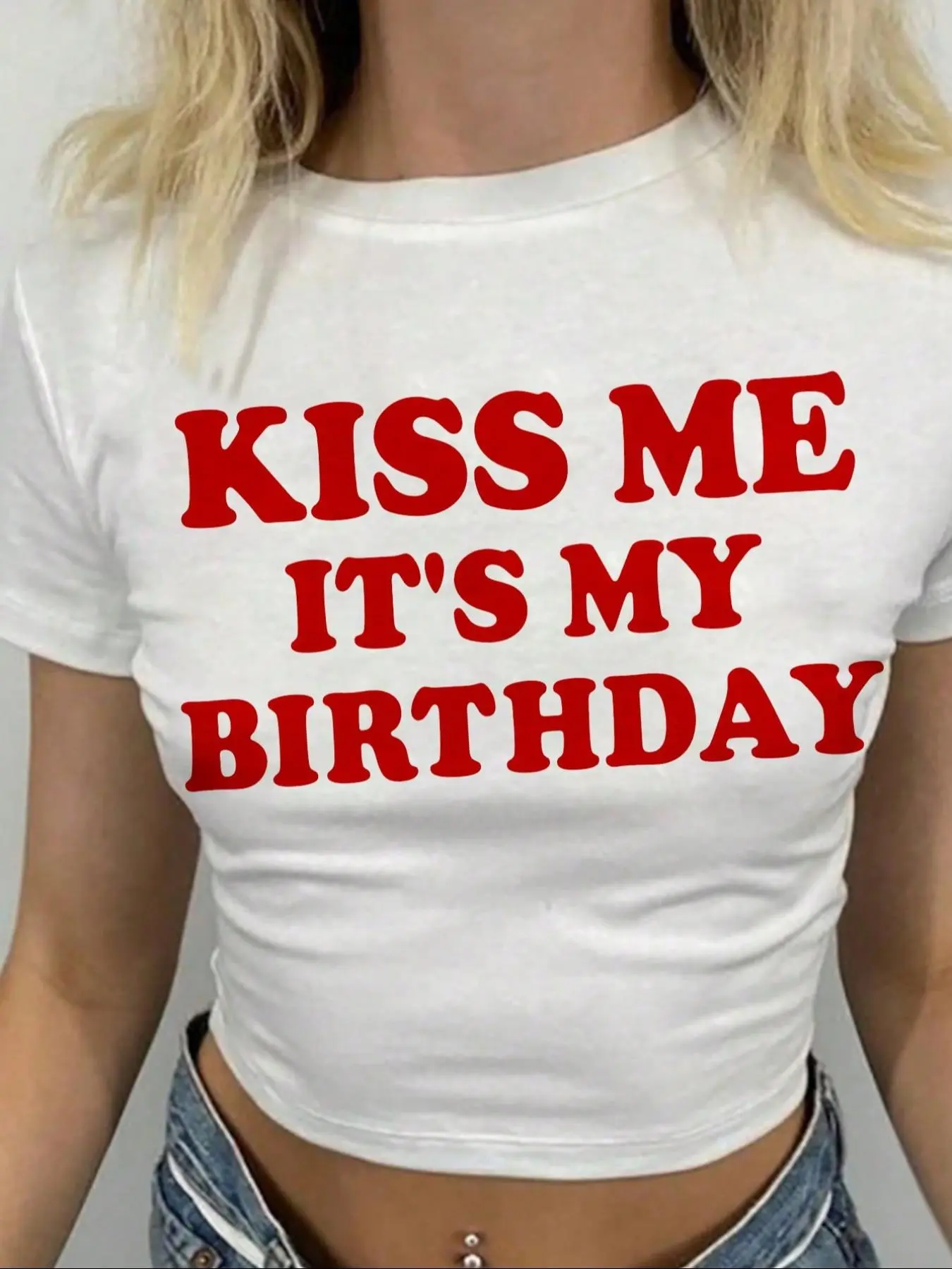 Women's "KISS ME IT'S MY BIRTHDAY" Letter Print Round Neck Crop Tee, Bold Graphic Tee, Casual Chic Top, Casual Fashionable Top, Casual Minimalist Short Sleeve T-shirt for Summer, Ladies Clothes for Daily Wear, Top, Womenswear