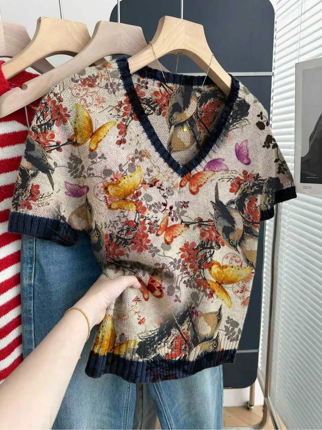 Casual loose V-neck short-sleeve top with contrast trim, bird & floral print Womenswear, Lady. Perfect for spring and summer,ideal for women's daily wear. Available in khaki and other styles