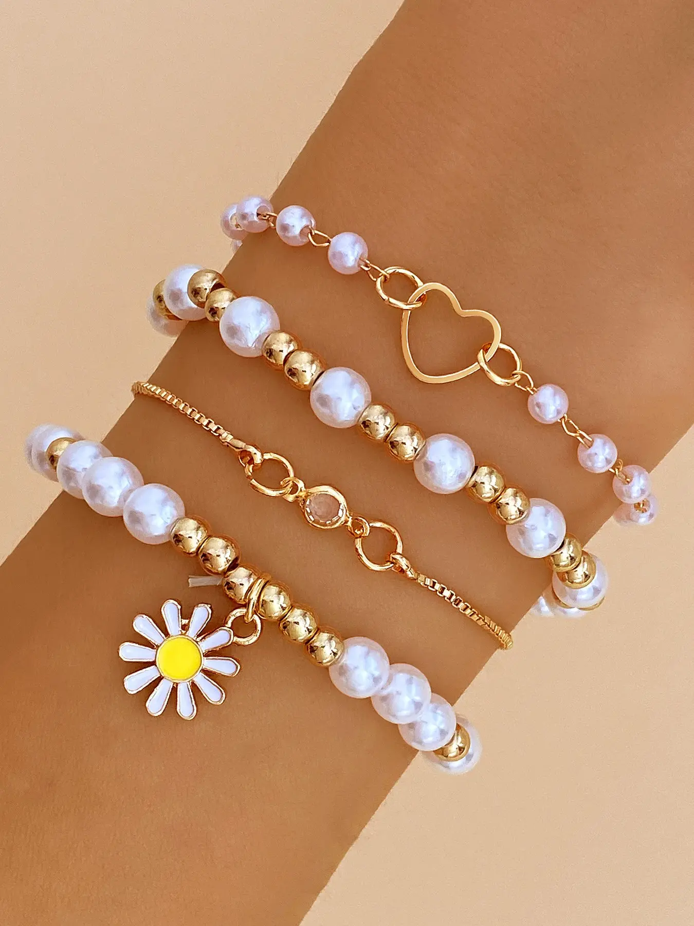 Daisy Bracelet 4-Piece Set, Pearls Beaded Stylish Playful Casual Women's Bracelets, Perfect Accessory for Everyday Wear, Bracelets Jewelry