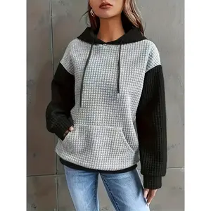 Women’s casual hooded sweatshirt with a loose fit, long sleeves, colorblock design, and pockets—a fall/winter pullover for everyday wear
