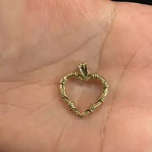 Dije en forma de corazón en oro de 10k