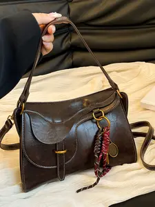 Retro style underarm bag, contrasting color woven pendant, versatile shoulder bag, fashionable, exquisite, compact and versatile with multiple colors to choose from, suitable for daily travel, shopping, dating, etc.