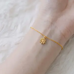 100pcs Golden Metal Christmas Ornaments - Elegant Golden Snowflake Charms, for DIY Crafts, Jewelry Making, Xmas Tree Decorations, Gift Boxes - Holiday Party Decorations & Year-Round Decor - Durable Metallic Finish, Festive Embellishments,